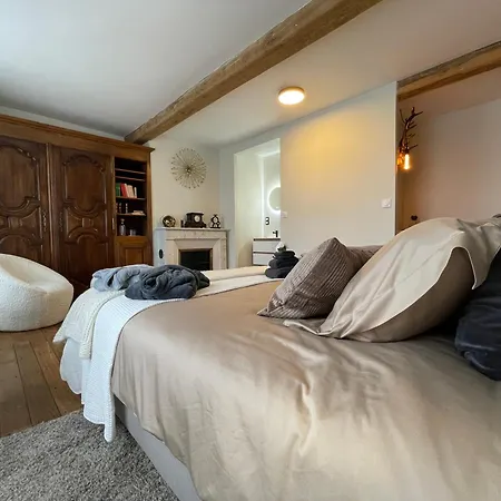 Maison Longue De La Cassine Bed & Breakfast